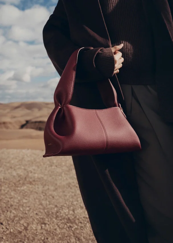 Numéro Neuf East West Edition, strukturiertes Black Cherry