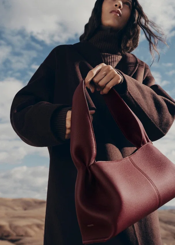 Numéro Neuf East West Edition, strukturiertes Black Cherry