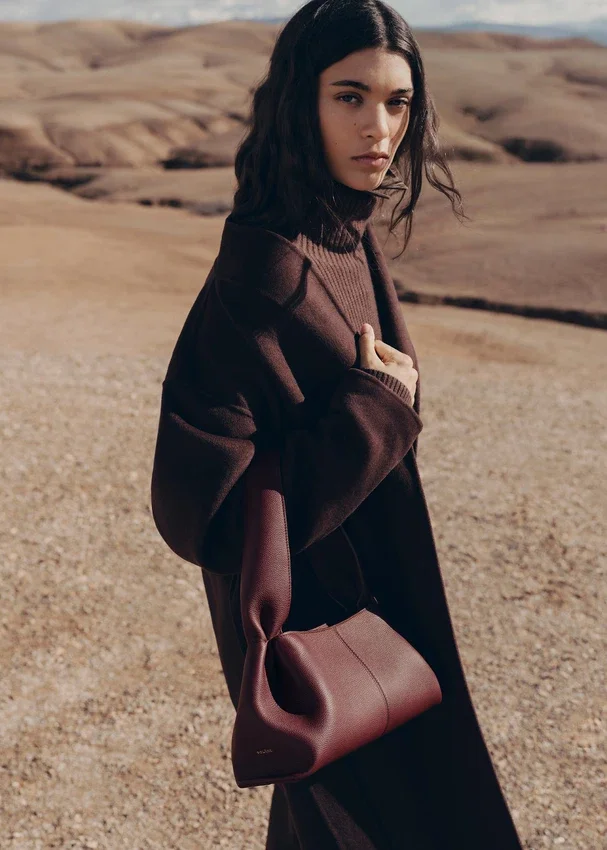Numéro Neuf East West Edition, strukturiertes Black Cherry