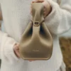 Numéro Neuf Mini Edition, strukturiert, rauchiges Olivgrün