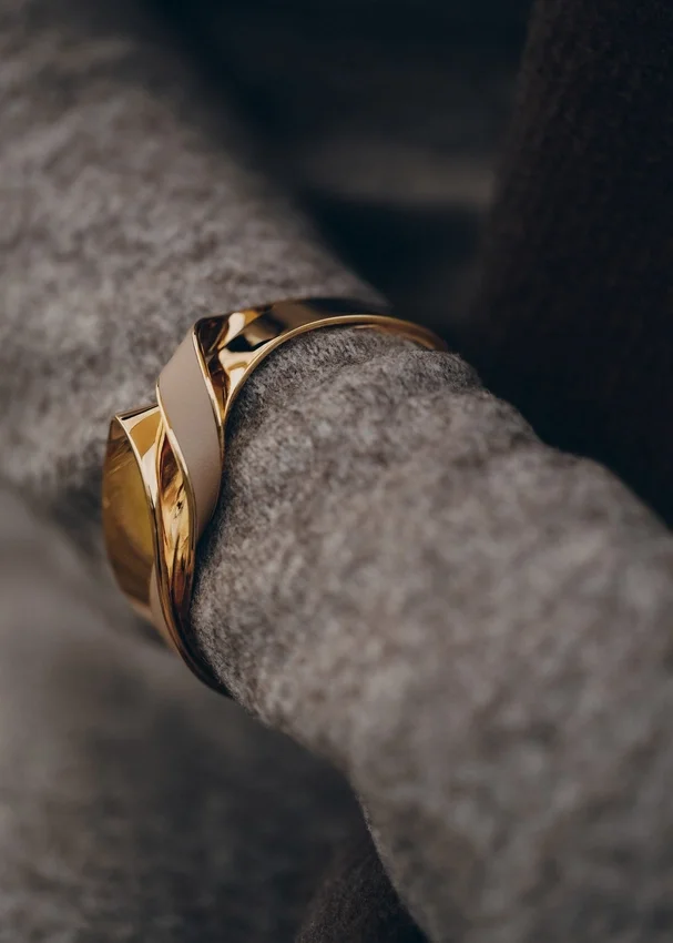 Éole-Armreif-Edition in Taupe-Leder
