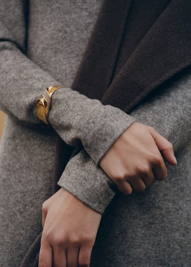 Éole-Armreif-Edition in Taupe-Leder