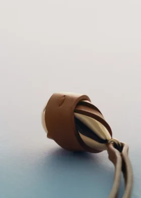 Ormé-Anhänger Edition, vergoldet mit Kamelleder