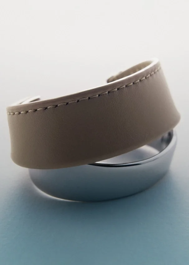 Ormé Cuff Edition Silber in Rhodium mit taupefarbenem Leder