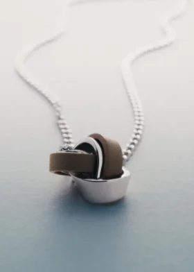 Ormé Halskette Edition Silber, rhodiniert, mit taupefarbenem Leder